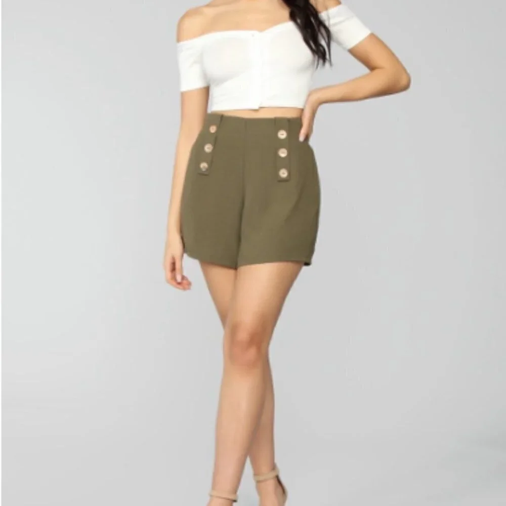 Haute Monde High waisted shorts Size Small Olive Green.